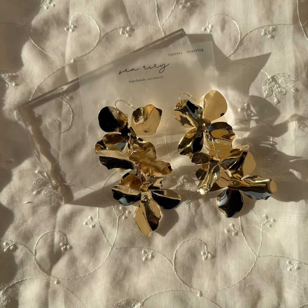 no.110 再販 ラスト1点 メタルフラワーのゆらゆらピアス フラワーピアス サージカルステンレス ハンドメイドピアス