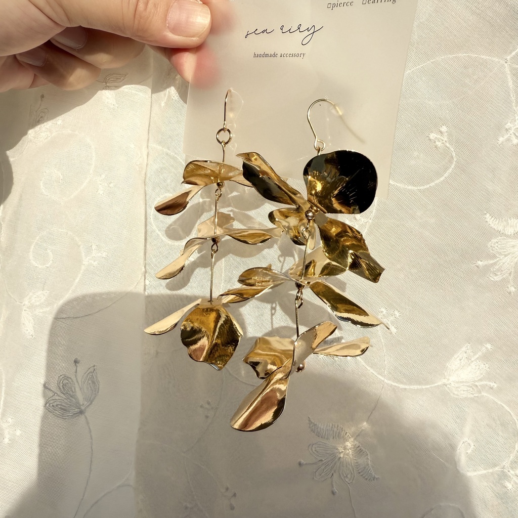 no.110 再販 ラスト1点 メタルフラワーのゆらゆらピアス フラワーピアス サージカルステンレス ハンドメイドピアス