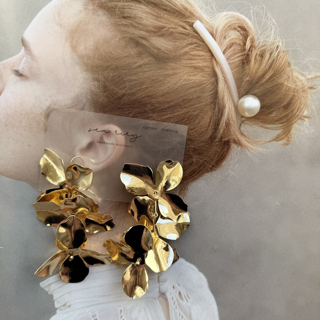 no.110 再販 ラスト1点 メタルフラワーのゆらゆらピアス フラワーピアス サージカルステンレス ハンドメイドピアス