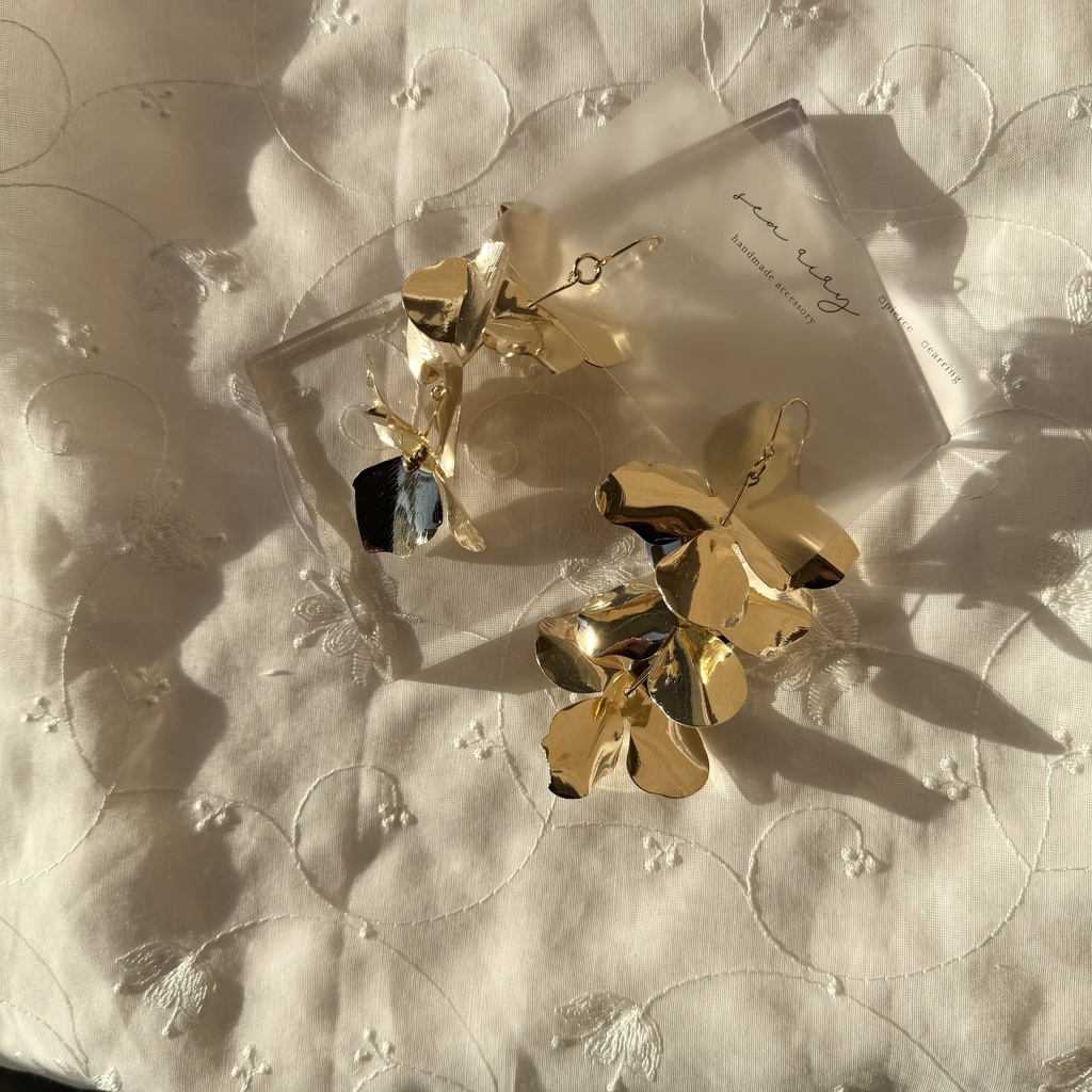 no.110 再販 ラスト1点 メタルフラワーのゆらゆらピアス フラワーピアス サージカルステンレス ハンドメイドピアス