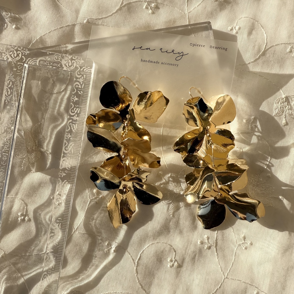 no.110 再販 ラスト1点 メタルフラワーのゆらゆらピアス フラワーピアス サージカルステンレス ハンドメイドピアス