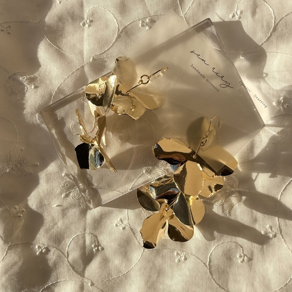 no.110 再販 ラスト1点 メタルフラワーのゆらゆらピアス フラワーピアス サージカルステンレス ハンドメイドピアス