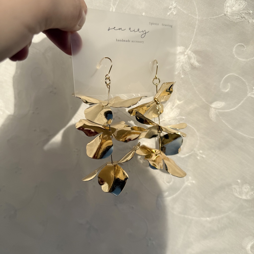 no.110 再販 ラスト1点 メタルフラワーのゆらゆらピアス フラワーピアス サージカルステンレス ハンドメイドピアス