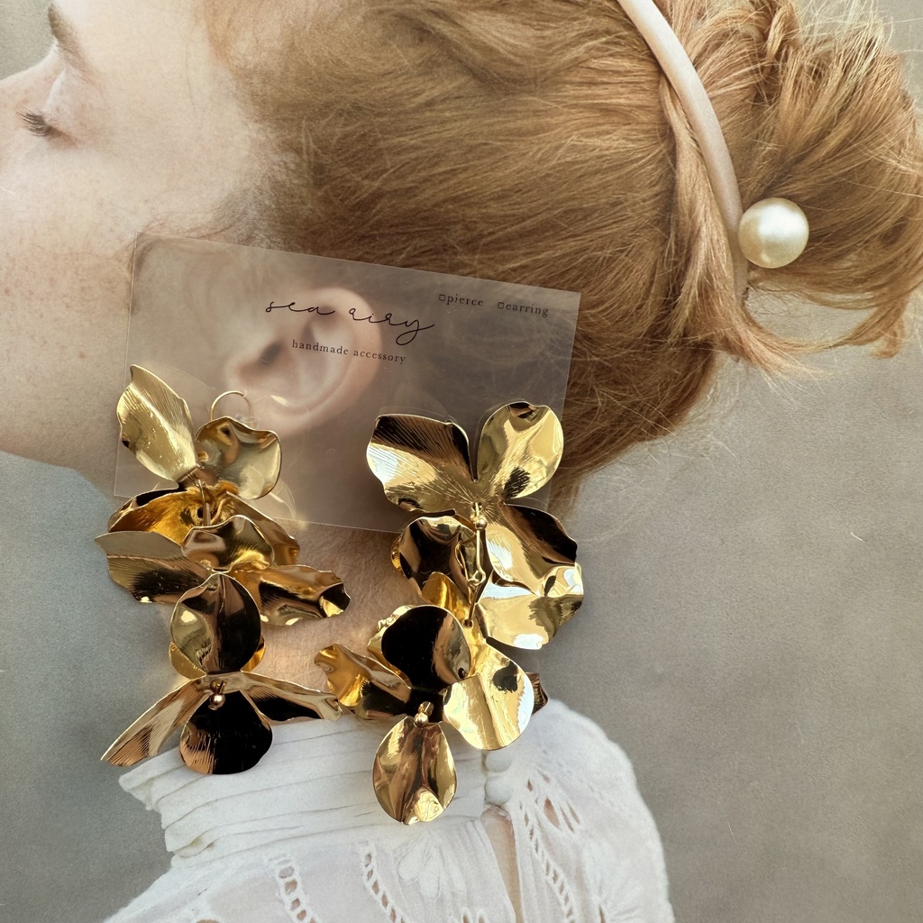 no.110 再販 ラスト1点 メタルフラワーのゆらゆらピアス フラワーピアス サージカルステンレス ハンドメイドピアス