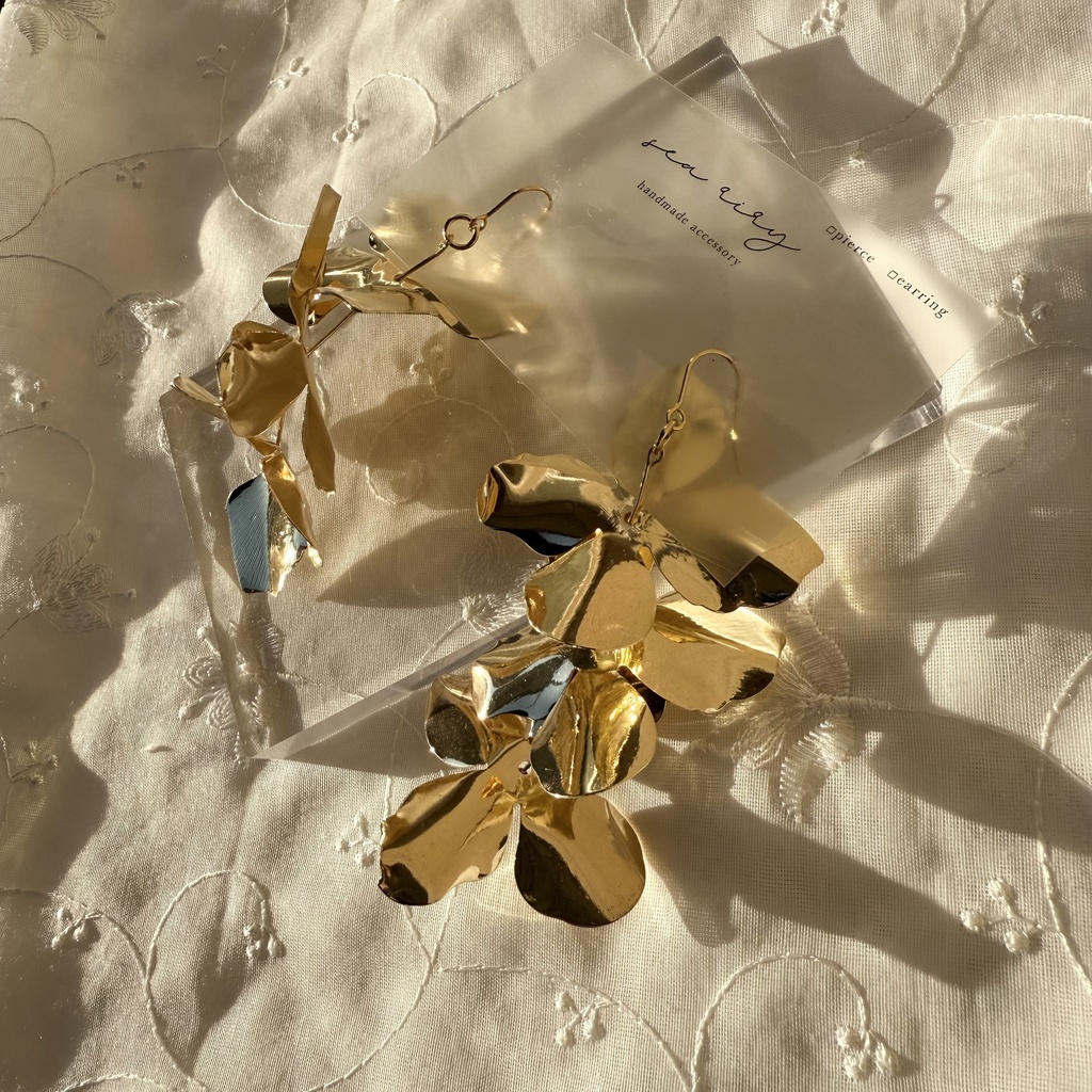 no.110 再販 ラスト1点 メタルフラワーのゆらゆらピアス フラワーピアス サージカルステンレス ハンドメイドピアス