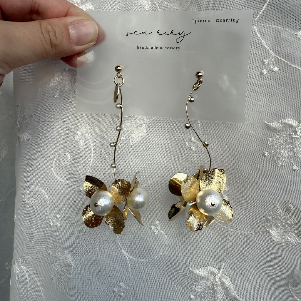 no.111 1点のみ metal flower コットンパールと鈴丸ビーズのゆらゆらフラワーピアス ハンドメイドピアス