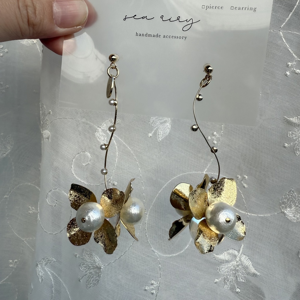 no.111 1点のみ metal flower コットンパールと鈴丸ビーズのゆらゆらフラワーピアス ハンドメイドピアス