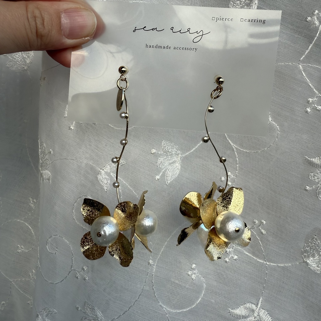 no.111 1点のみ metal flower コットンパールと鈴丸ビーズのゆらゆらフラワーピアス ハンドメイドピアス