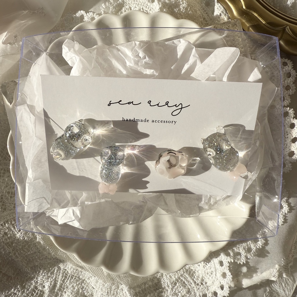 no.112 クリアラメのねこちゃん 淡色 さくら色 リボン 猫 肉きゅう サージカルステンレス ポストピアス