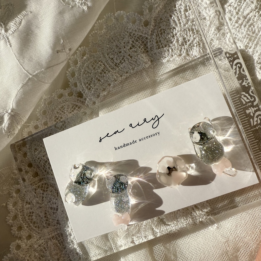 no.112 クリアラメのねこちゃん 淡色 さくら色 リボン 猫 肉きゅう サージカルステンレス ポストピアス