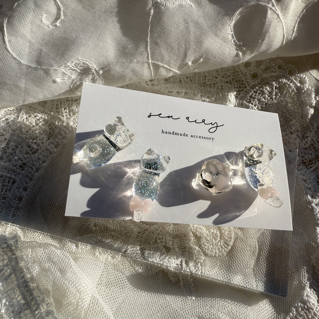 no.112 クリアラメのねこちゃん 淡色 さくら色 リボン 猫 肉きゅう サージカルステンレス ポストピアス