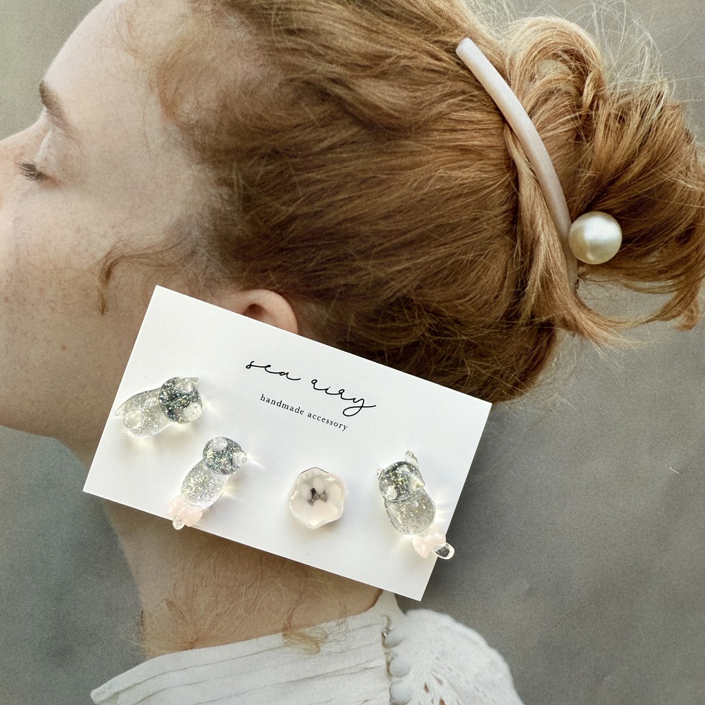 no.112 クリアラメのねこちゃん 淡色 さくら色 リボン 猫 肉きゅう サージカルステンレス ポストピアス