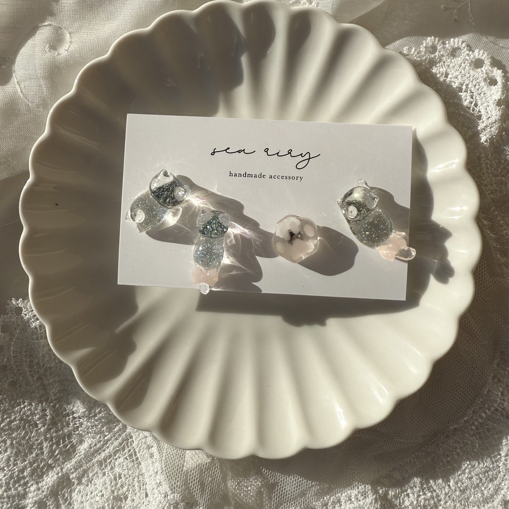 no.112 クリアラメのねこちゃん 淡色 さくら色 リボン 猫 肉きゅう サージカルステンレス ポストピアス