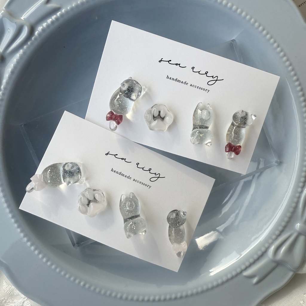 no.123 赤色リボンのおめかしねこちゃん あかいろ リボン クリア ラメ 猫 ピアスセット レジンアクセサリー ハンドメイド