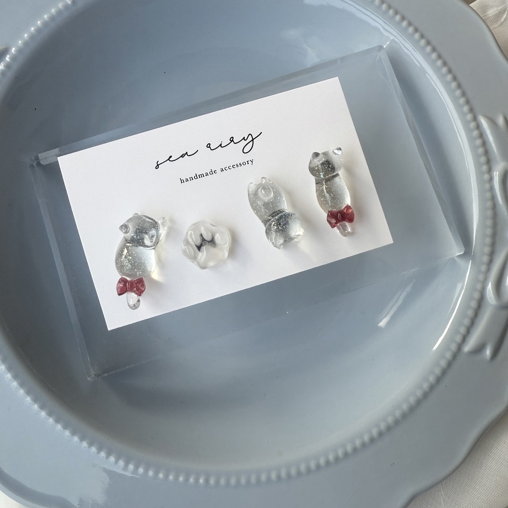 no.123 赤色リボンのおめかしねこちゃん あかいろ リボン クリア ラメ 猫 ピアスセット レジンアクセサリー ハンドメイド