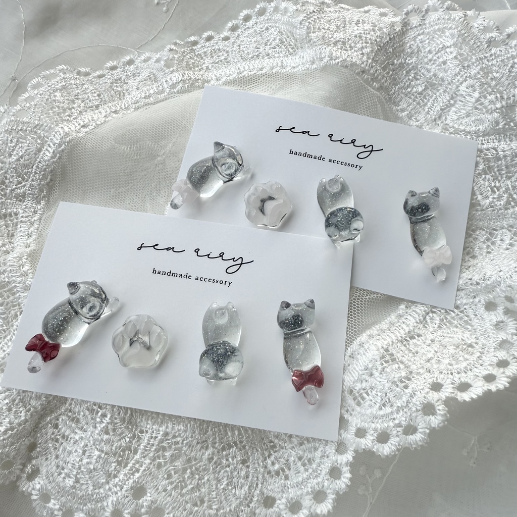 no.123 赤色リボンのおめかしねこちゃん あかいろ リボン クリア ラメ 猫 ピアスセット レジンアクセサリー ハンドメイド