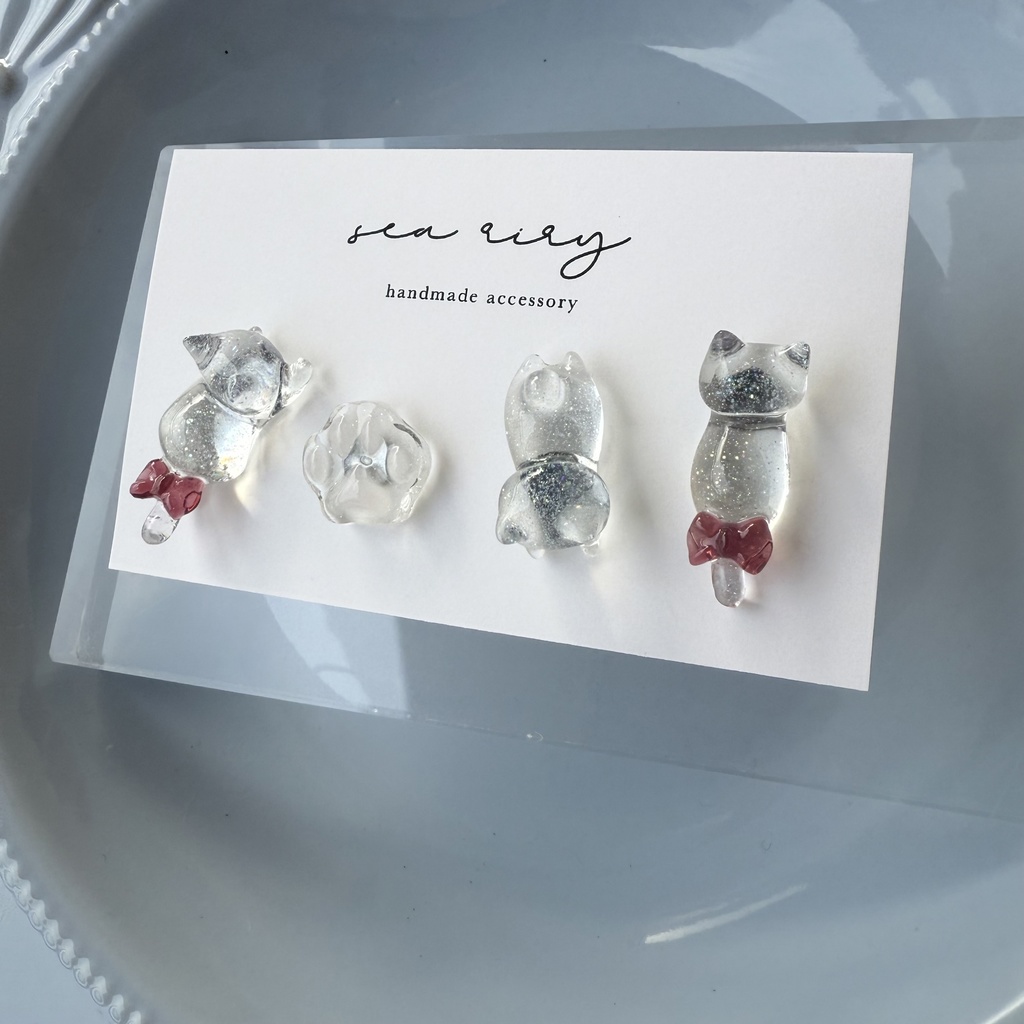 no.123 赤色リボンのおめかしねこちゃん あかいろ リボン クリア ラメ 猫 ピアスセット レジンアクセサリー ハンドメイド