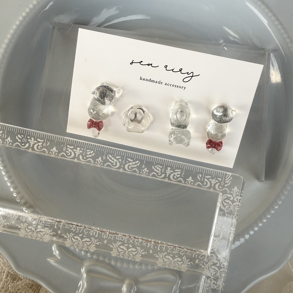 no.123 赤色リボンのおめかしねこちゃん あかいろ リボン クリア ラメ 猫 ピアスセット レジンアクセサリー ハンドメイド