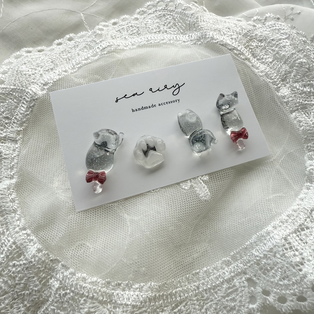 no.123 赤色リボンのおめかしねこちゃん あかいろ リボン クリア ラメ 猫 ピアスセット レジンアクセサリー ハンドメイド