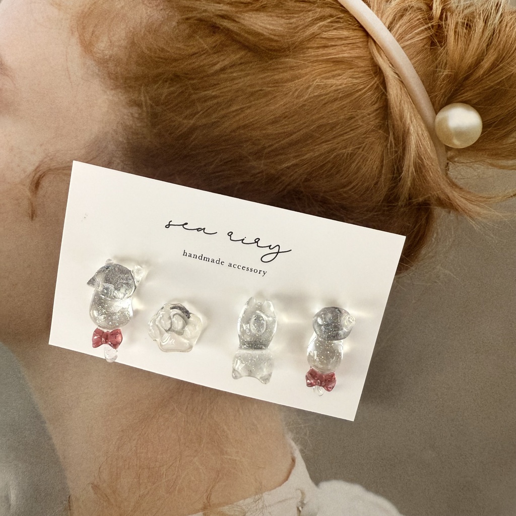 no.123 赤色リボンのおめかしねこちゃん あかいろ リボン クリア ラメ 猫 ピアスセット レジンアクセサリー ハンドメイド