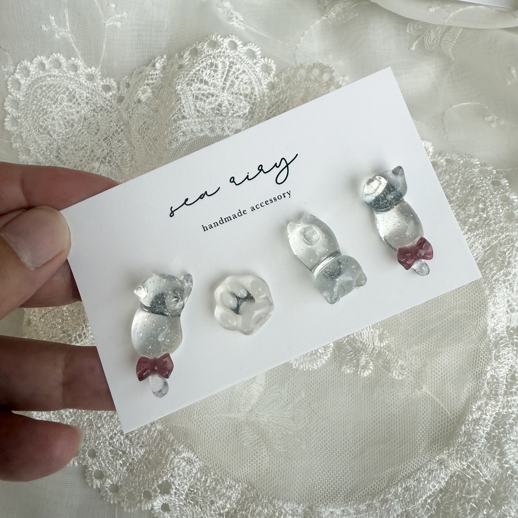 no.123 赤色リボンのおめかしねこちゃん あかいろ リボン クリア ラメ 猫 ピアスセット レジンアクセサリー ハンドメイド