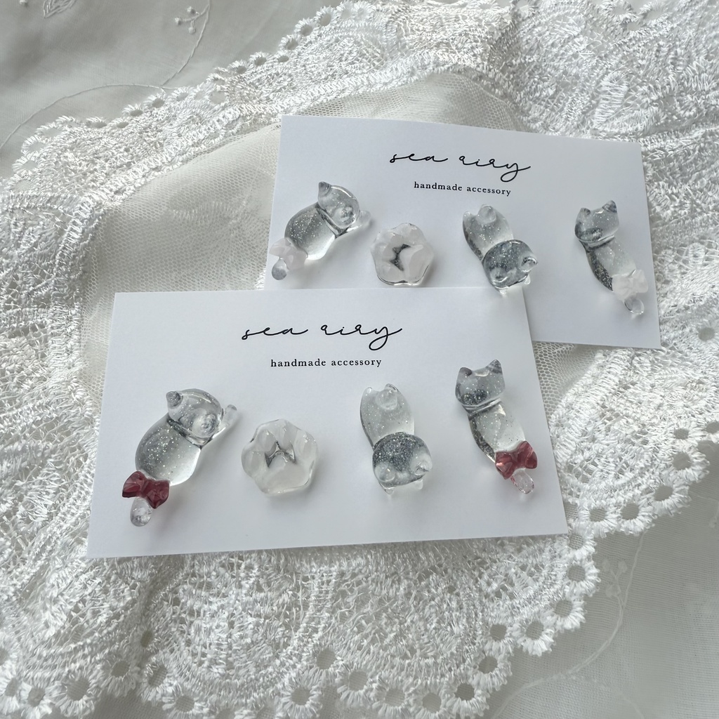 no.123 赤色リボンのおめかしねこちゃん あかいろ リボン クリア ラメ 猫 ピアスセット レジンアクセサリー ハンドメイド