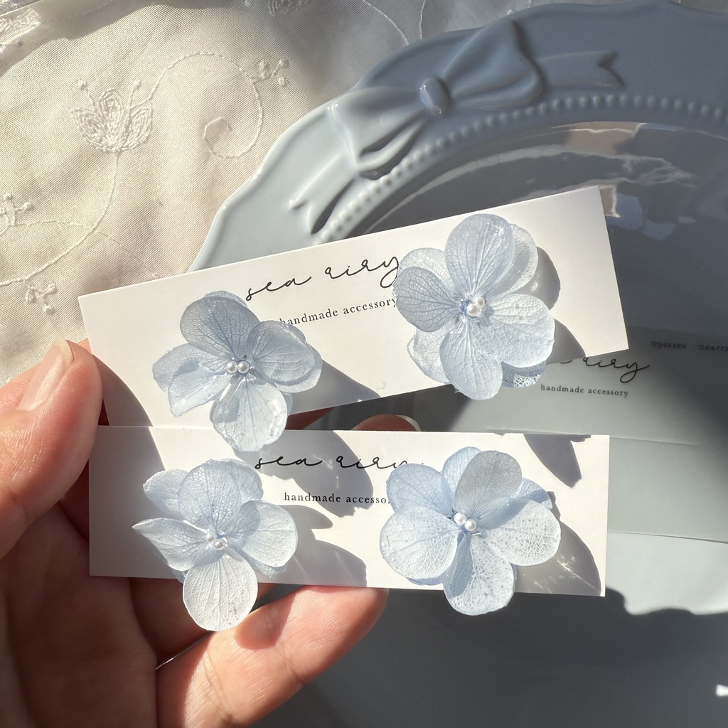no.129 ベビーブルーの紫陽花ピアス 淡色 ブルー 紫陽花 パール ドライフラワー ステンレス ハンドメイドピアス