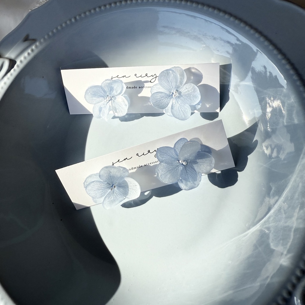 no.129 ベビーブルーの紫陽花ピアス 淡色 ブルー 紫陽花 パール ドライフラワー ステンレス ハンドメイドピアス
