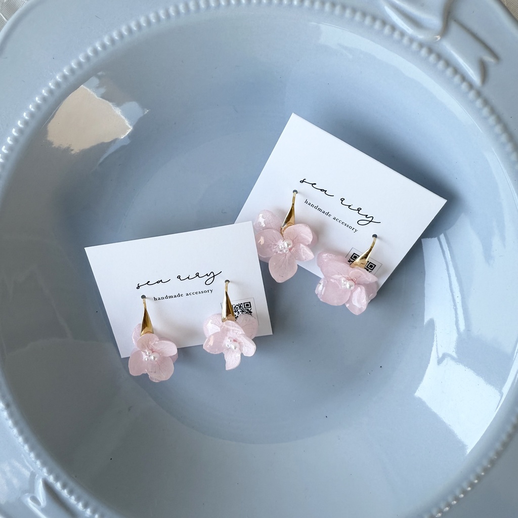 no.131 ベビーピンクのゆらゆら紫陽花ピアス 淡色 ピンク 紫陽花 パール サージカルステンレス デザインフック 刻印あり ハンドメイドピアス