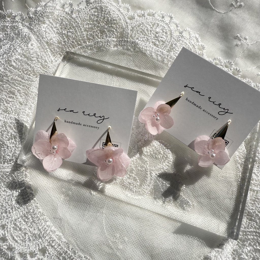 no.131 ベビーピンクのゆらゆら紫陽花ピアス 淡色 ピンク 紫陽花 パール サージカルステンレス デザインフック 刻印あり ハンドメイドピアス