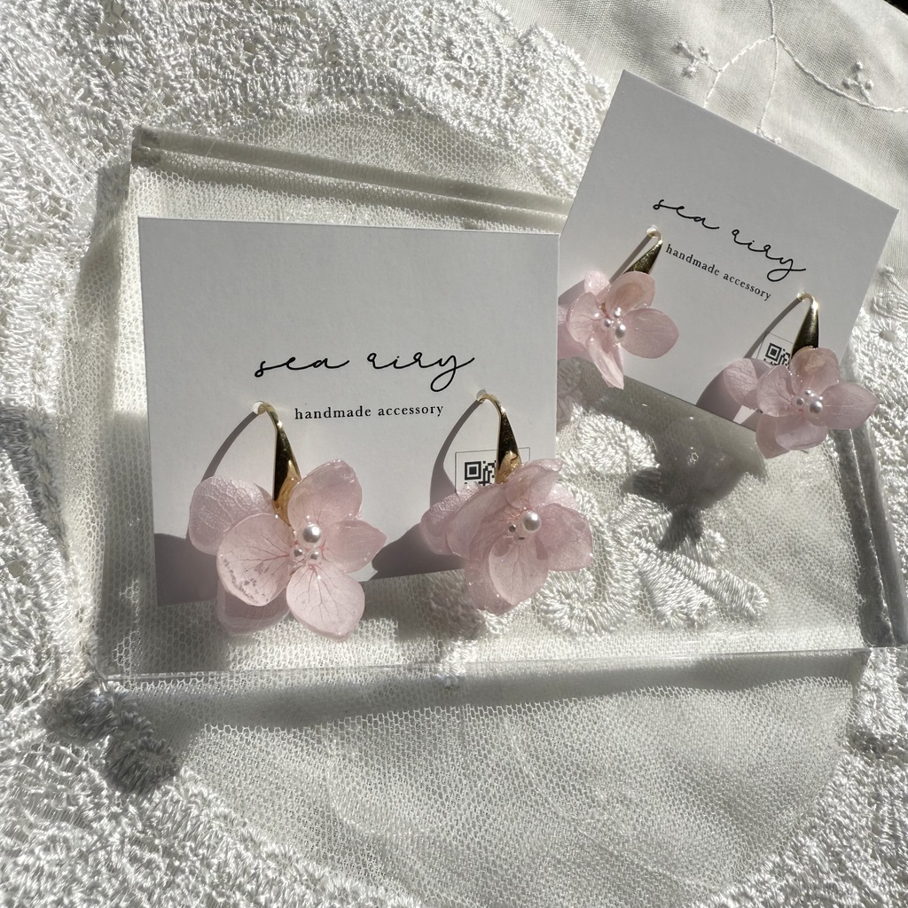 no.131 ベビーピンクのゆらゆら紫陽花ピアス 淡色 ピンク 紫陽花 パール サージカルステンレス デザインフック 刻印あり ハンドメイドピアス