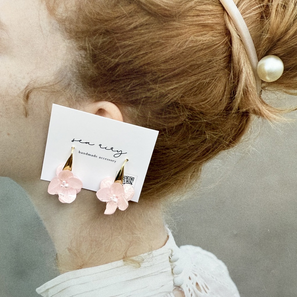 no.131 ベビーピンクのゆらゆら紫陽花ピアス 淡色 ピンク 紫陽花 パール サージカルステンレス デザインフック 刻印あり ハンドメイドピアス
