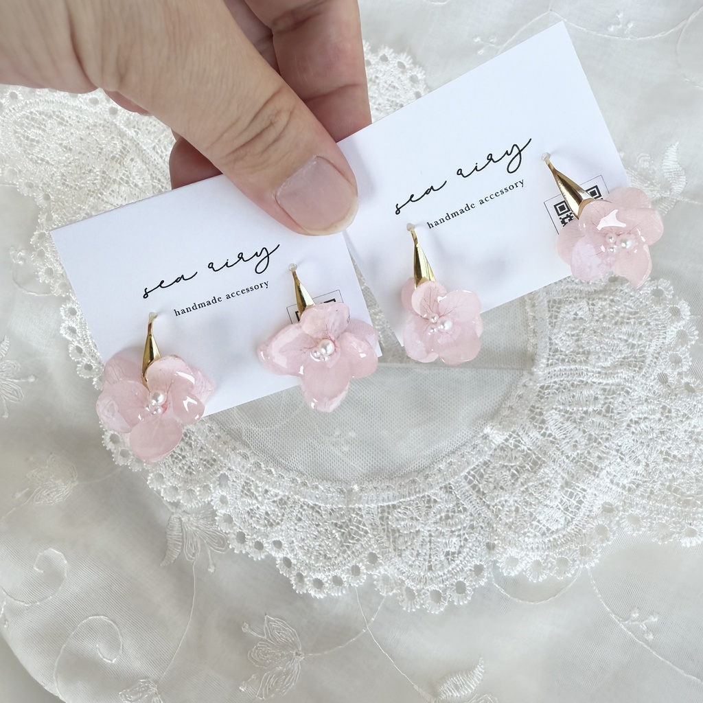 no.131 ベビーピンクのゆらゆら紫陽花ピアス 淡色 ピンク 紫陽花 パール サージカルステンレス デザインフック 刻印あり ハンドメイドピアス