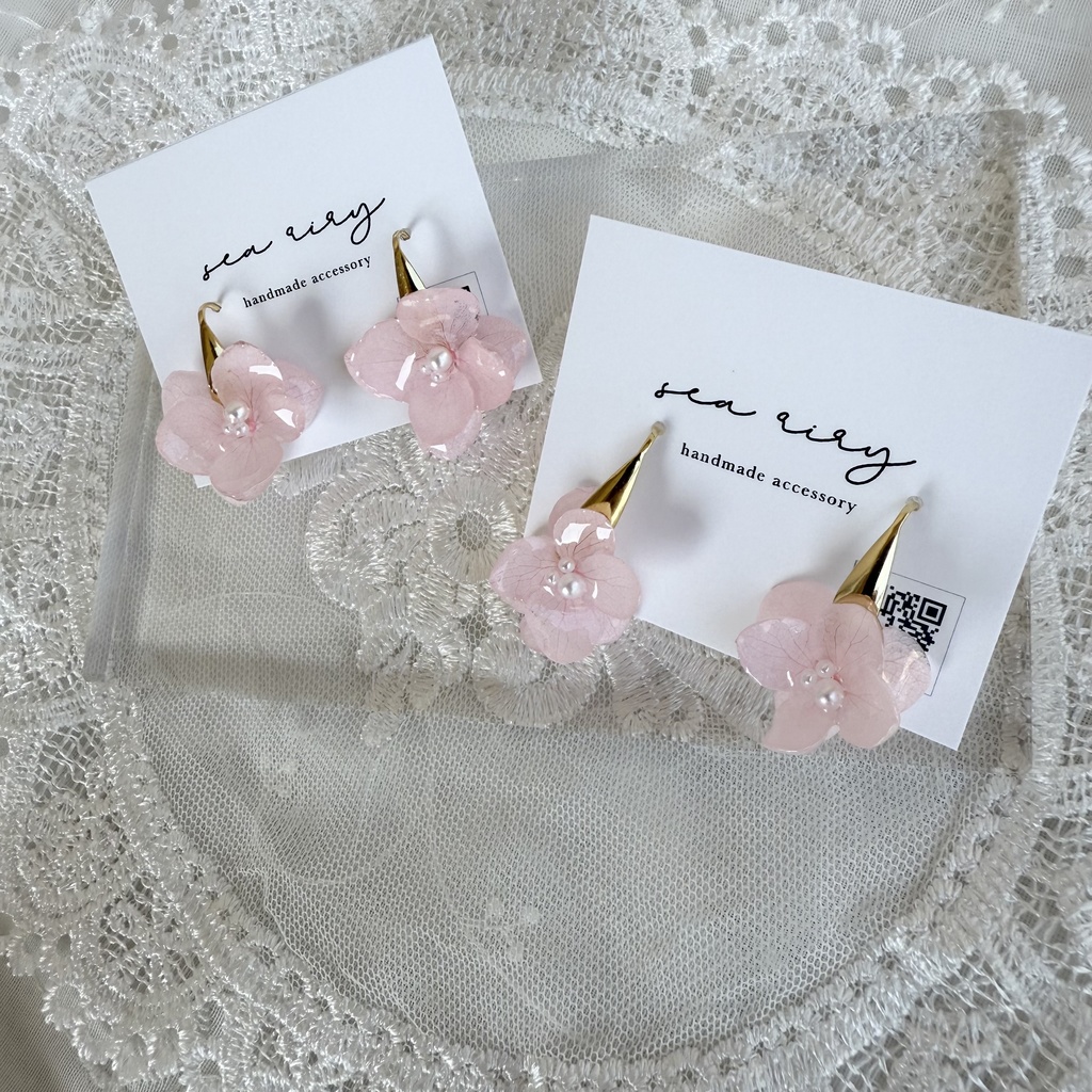 no.131 ベビーピンクのゆらゆら紫陽花ピアス 淡色 ピンク 紫陽花 パール サージカルステンレス デザインフック 刻印あり ハンドメイドピアス