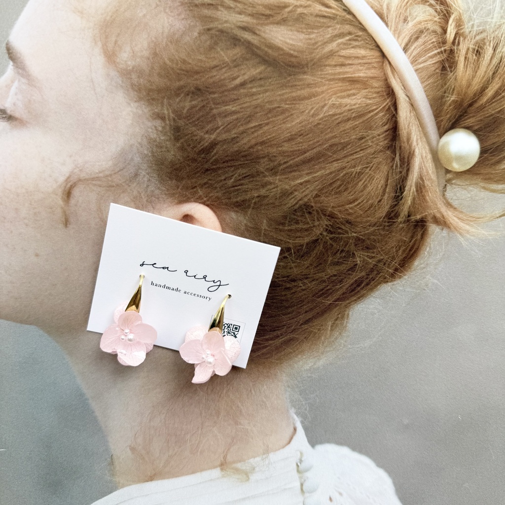 no.131 ベビーピンクのゆらゆら紫陽花ピアス 淡色 ピンク 紫陽花 パール サージカルステンレス デザインフック 刻印あり ハンドメイドピアス