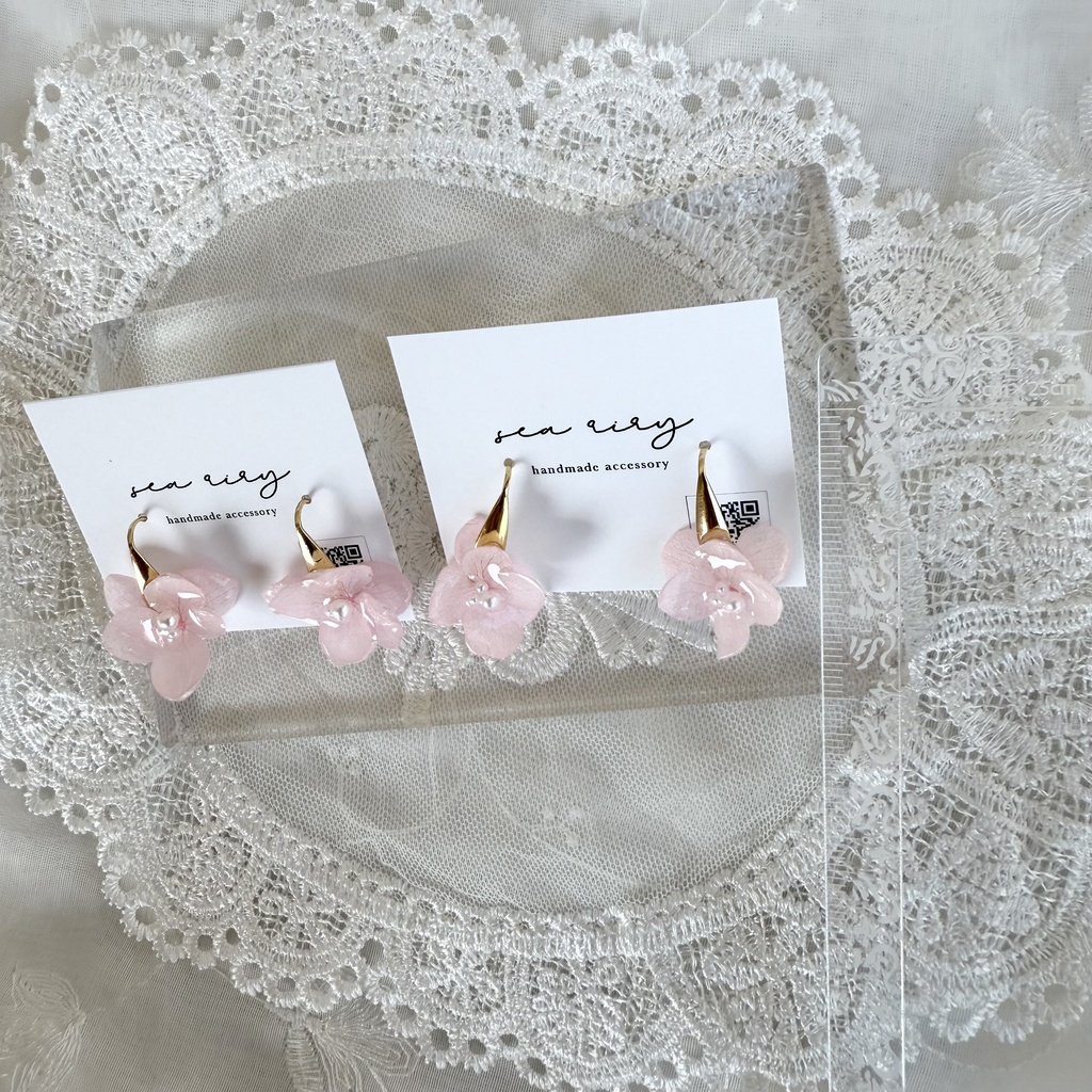 no.131 ベビーピンクのゆらゆら紫陽花ピアス 淡色 ピンク 紫陽花 パール サージカルステンレス デザインフック 刻印あり ハンドメイドピアス