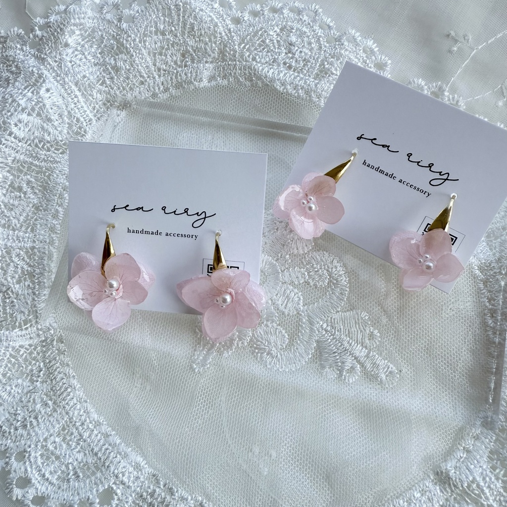 no.131 ベビーピンクのゆらゆら紫陽花ピアス 淡色 ピンク 紫陽花 パール サージカルステンレス デザインフック 刻印あり ハンドメイドピアス