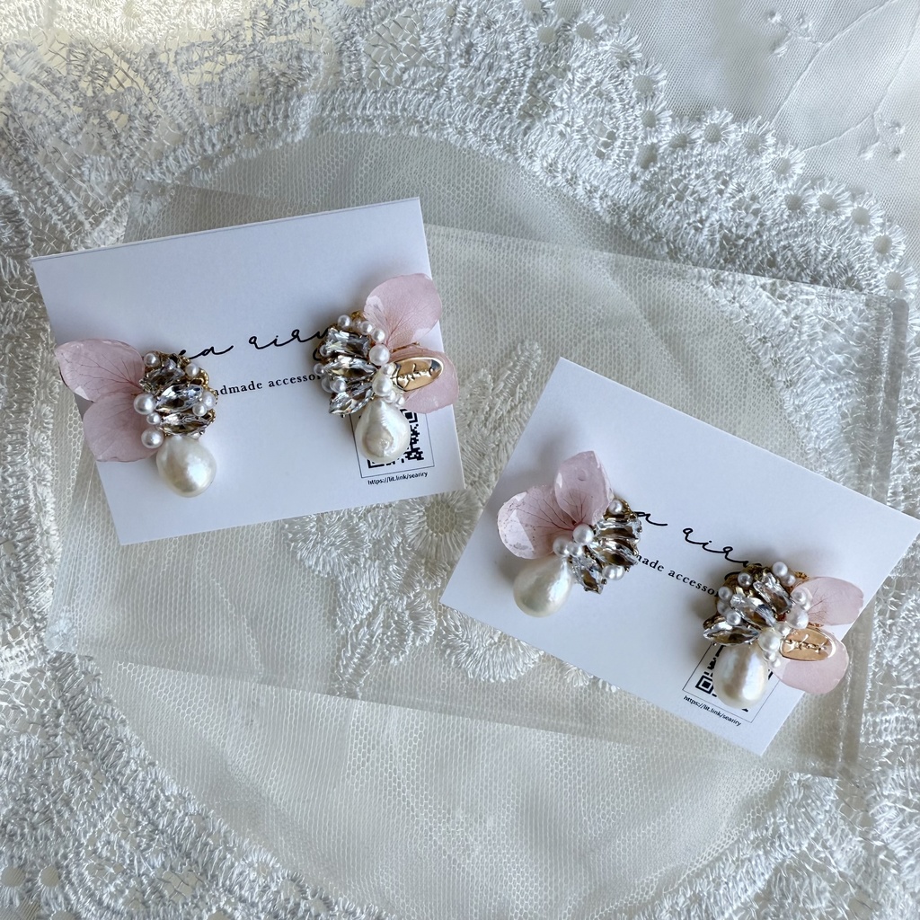 no.132 紫陽花の花びら蝶々のビジューピアス 紫陽花 ちょうちょ ビジュー パール 淡水パール ステンレスポスト ピアス