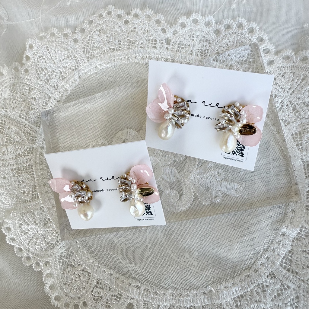 no.132 紫陽花の花びら蝶々のビジューピアス 紫陽花 ちょうちょ ビジュー パール 淡水パール ステンレスポスト ピアス