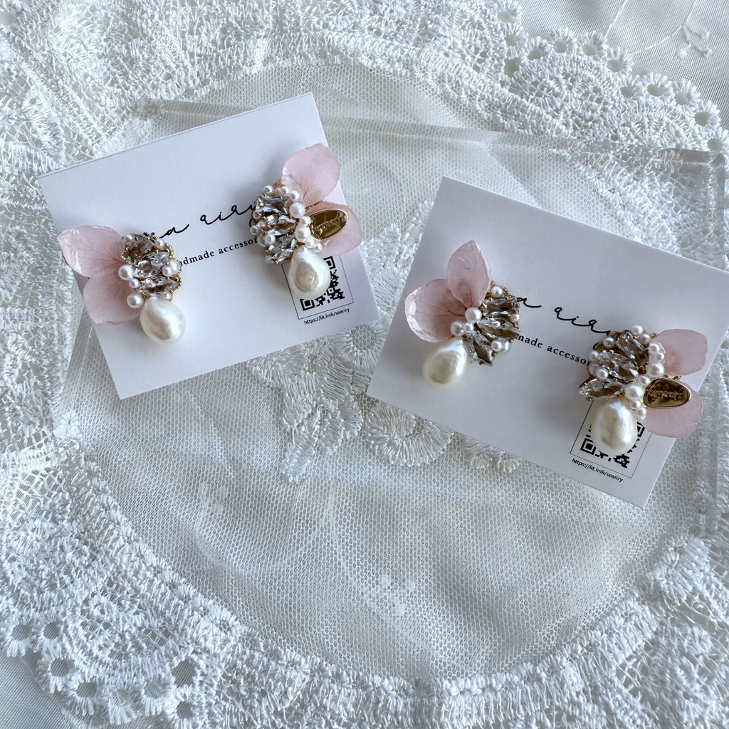 no.132 紫陽花の花びら蝶々のビジューピアス 紫陽花 ちょうちょ ビジュー パール 淡水パール ステンレスポスト ピアス