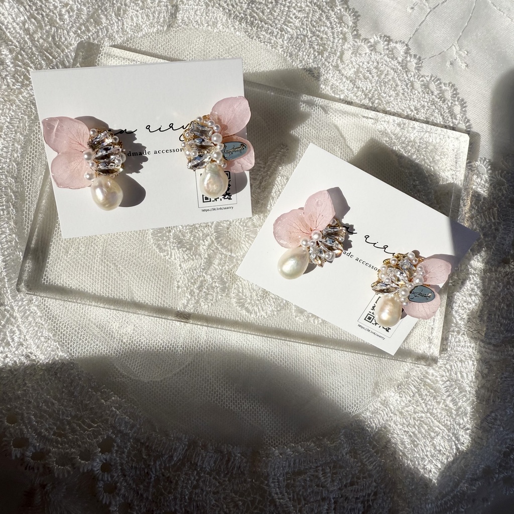 no.132 紫陽花の花びら蝶々のビジューピアス 紫陽花 ちょうちょ ビジュー パール 淡水パール ステンレスポスト ピアス