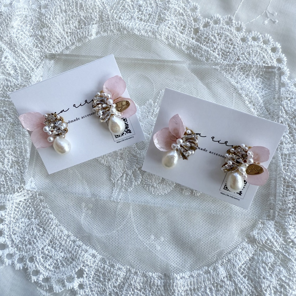 no.132 紫陽花の花びら蝶々のビジューピアス 紫陽花 ちょうちょ ビジュー パール 淡水パール ステンレスポスト ピアス