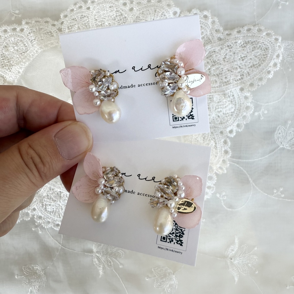 no.132 紫陽花の花びら蝶々のビジューピアス 紫陽花 ちょうちょ ビジュー パール 淡水パール ステンレスポスト ピアス