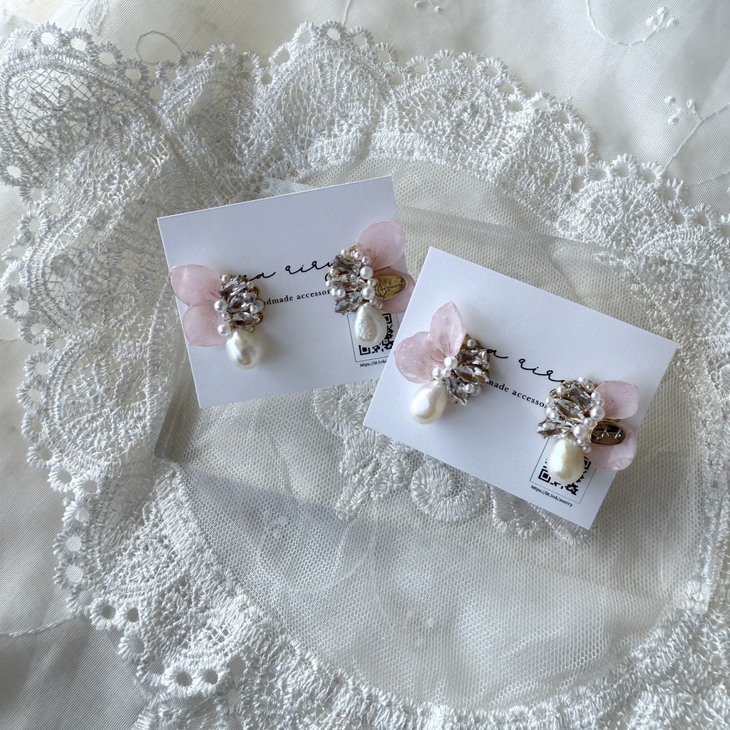 no.132 紫陽花の花びら蝶々のビジューピアス 紫陽花 ちょうちょ ビジュー パール 淡水パール ステンレスポスト ピアス