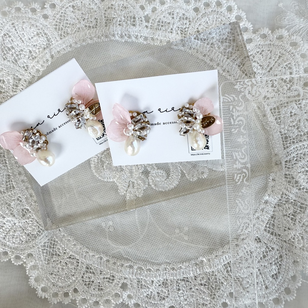 no.132 紫陽花の花びら蝶々のビジューピアス 紫陽花 ちょうちょ ビジュー パール 淡水パール ステンレスポスト ピアス