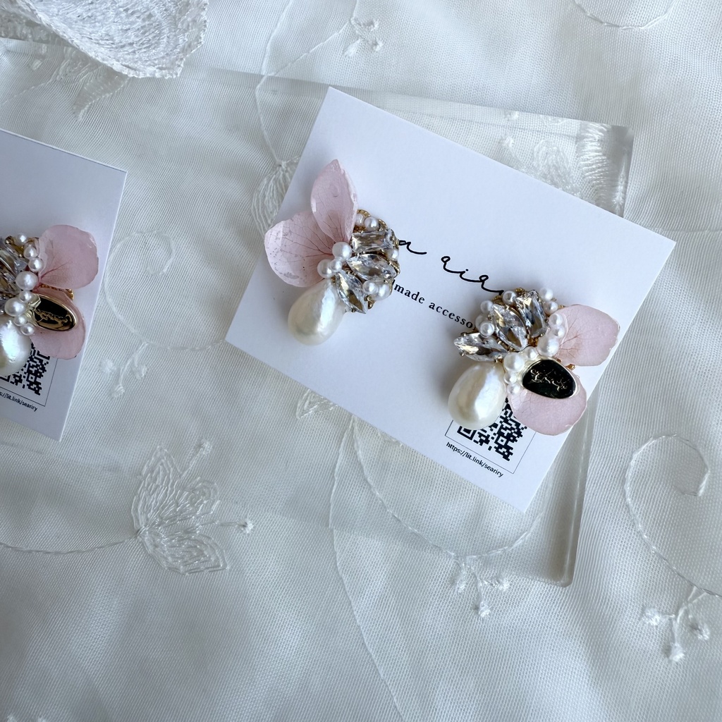 no.132 紫陽花の花びら蝶々のビジューピアス 紫陽花 ちょうちょ ビジュー パール 淡水パール ステンレスポスト ピアス