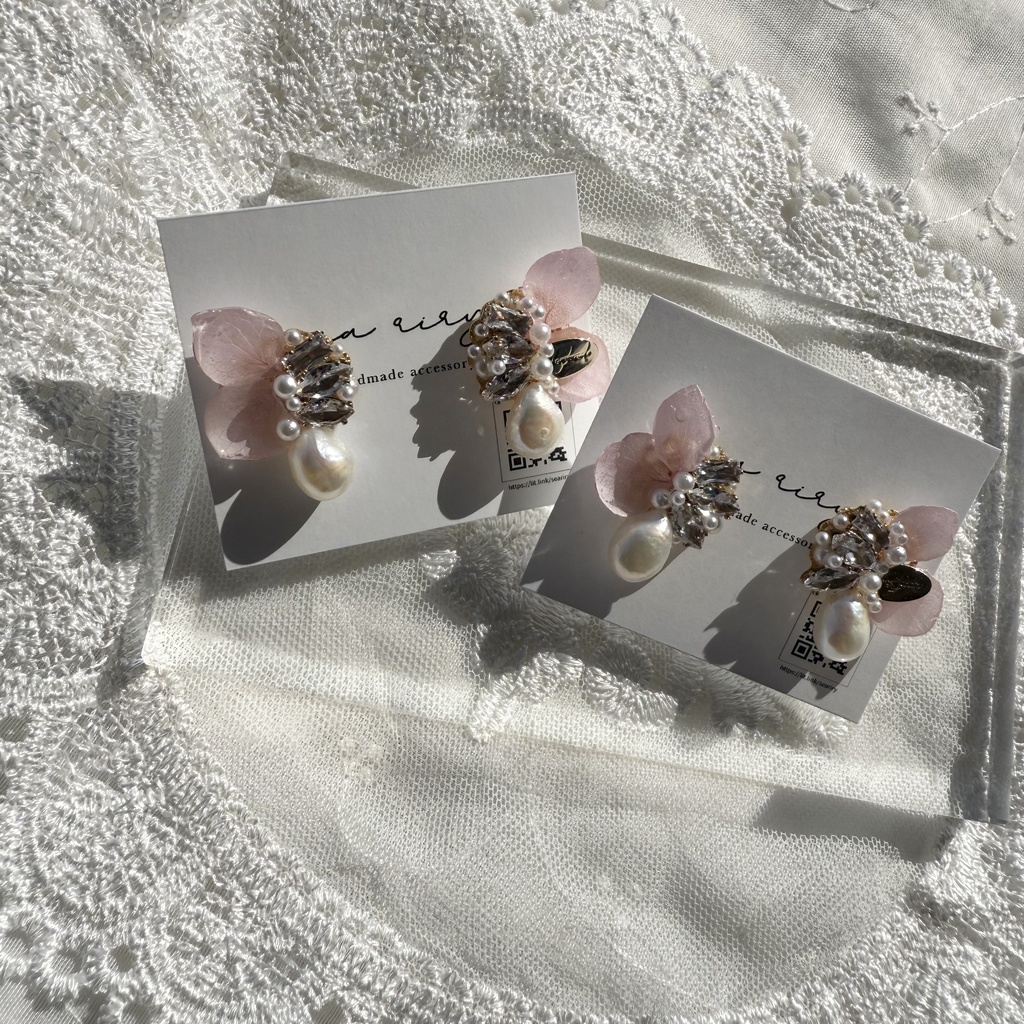 no.132 紫陽花の花びら蝶々のビジューピアス 紫陽花 ちょうちょ ビジュー パール 淡水パール ステンレスポスト ピアス