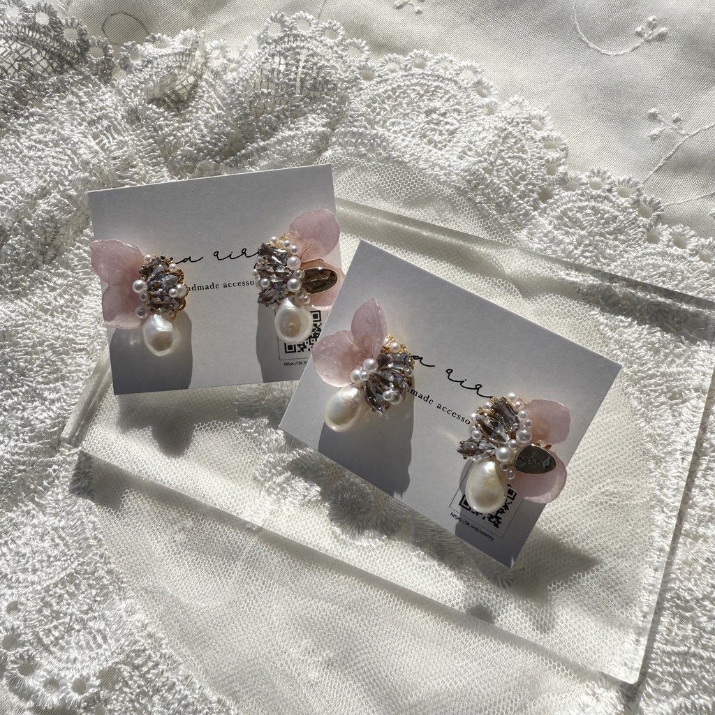 no.132 紫陽花の花びら蝶々のビジューピアス 紫陽花 ちょうちょ ビジュー パール 淡水パール ステンレスポスト ピアス