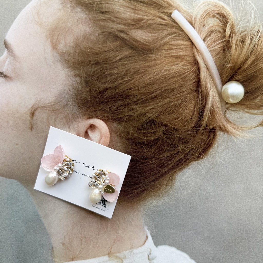 no.132 紫陽花の花びら蝶々のビジューピアス 紫陽花 ちょうちょ ビジュー パール 淡水パール ステンレスポスト ピアス