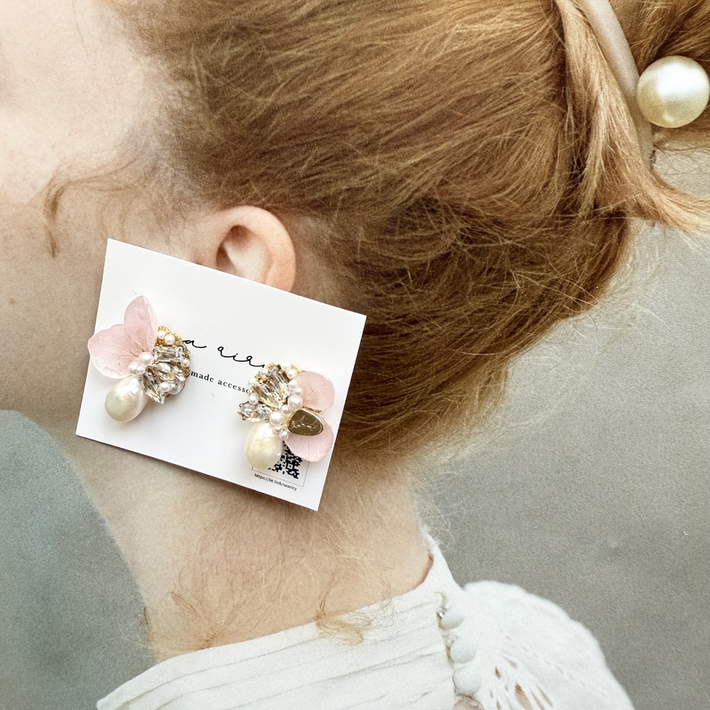 no.132 紫陽花の花びら蝶々のビジューピアス 紫陽花 ちょうちょ ビジュー パール 淡水パール ステンレスポスト ピアス